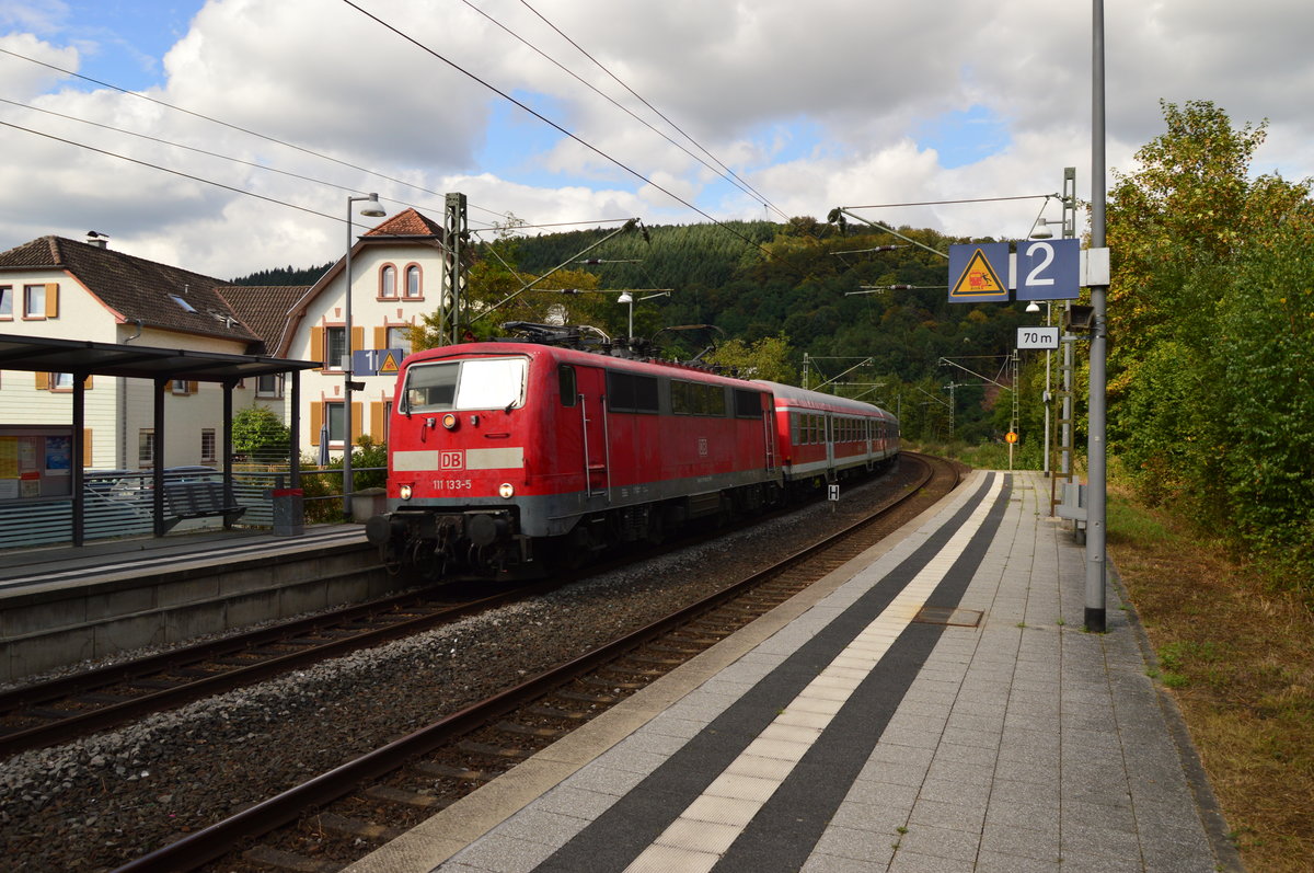 Gegen 15:21 Uhr durchfährt die 111  133-5 mit einem RE nach Heilbronn den HP Neckargerach in Richtung Mosbach, dem nächsten Halt auf der Strecke für den Zug.
Freitag den 16.9.2016