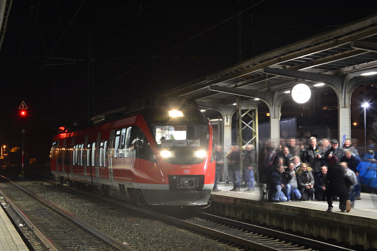 Gegen 23:52 wird nochmal ein Abschiedfoto mit allen Tf gemacht. Denn es ist der letzte DB Regio 644er auf der RB38. 644 016 hatte die Ehre als letzter Zug von Grevenbroich nach Neuss zu fahren. Seit heute fährt hier VIAS von Bedburg bis Düsseldorf. 

Grevenbroich 09.12.2017