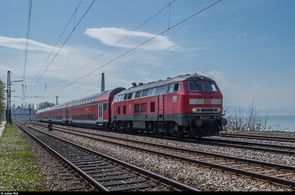 Gegenlichtaufnahme der DB 218 496, welche am 4. April 2016 Lindau mit dem IRE 4244 nach Stuttgart verlässt.