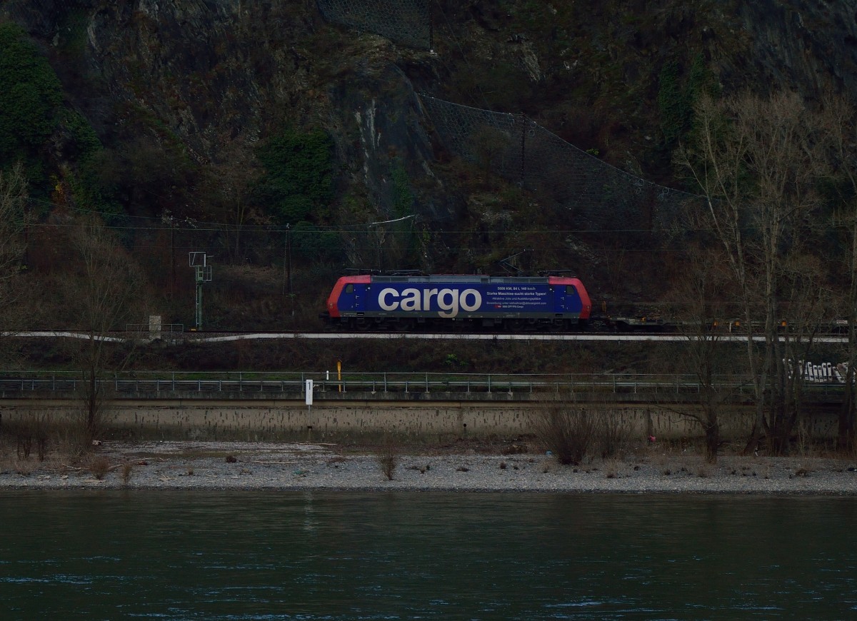Gegenüber vom Bahnhof Hirzenach auf der rechten Rheinseite bei Kestert fährt diese mir unbekannte 482 talwärts.......auf dem Fahrzeug wirbt die SBB Cargo um neue TF....
4.2.2014