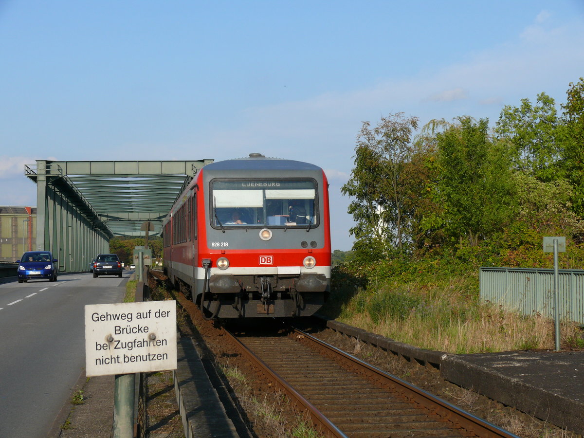  Gehweg auf der Brücke bei Zugfahrten nicht benutzen  628 218 auf der Fahrt von Lübeck nach Lüneburg hat soeben die Brücke über die Elbe zwischen Lauenburg und Hohnstorf passiert; 21.09.2009
