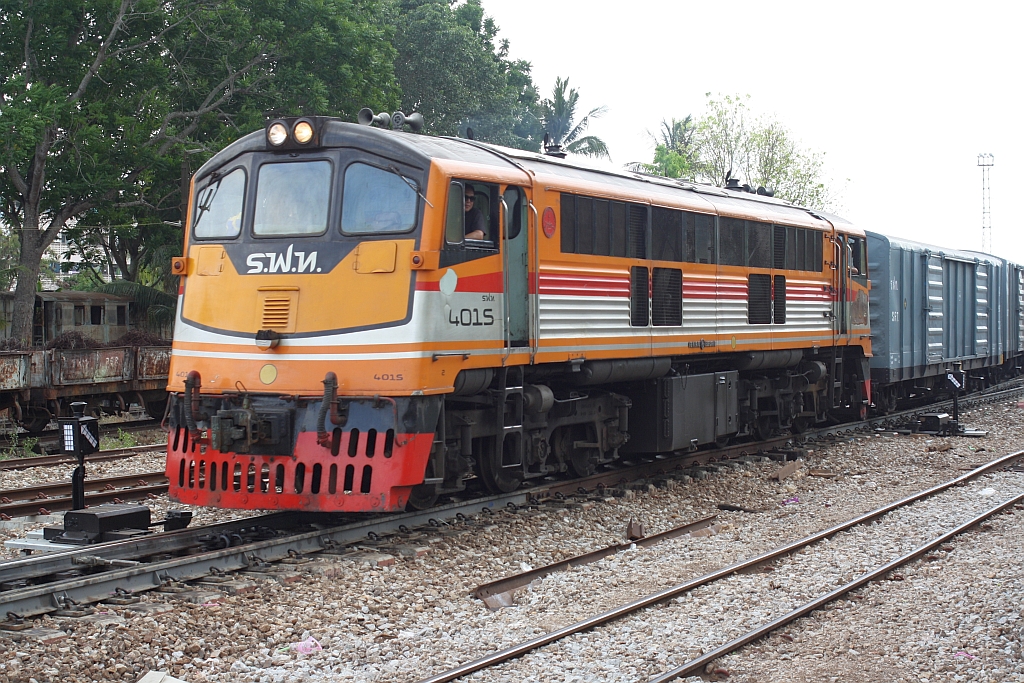 GEK 4015 (Co'Co', de, General Electric, Bj.1963, Fab.Nr. 34864) fährt am 24.Mai 2016 mit einem Güterzug nach Padang Besar aus dem Bf. Hat Yai.