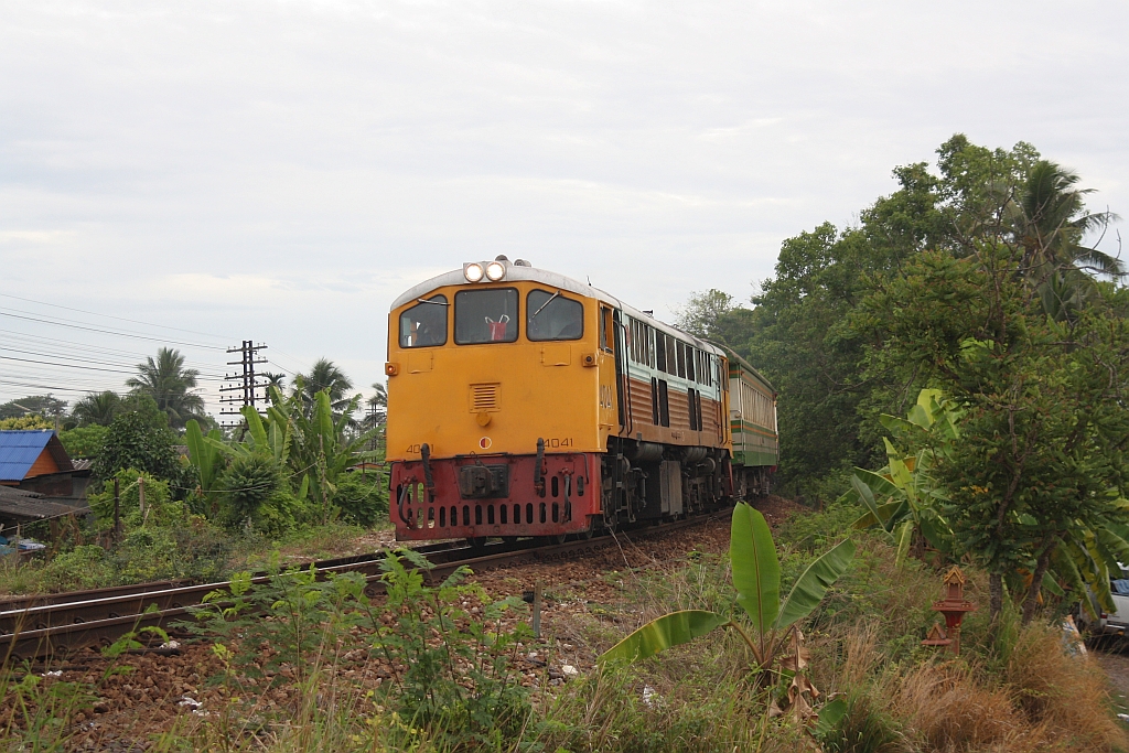 GEK 4041 (Co'Co', de, General Electric, Bj.1966, Fab.Nr. 35947) am 22.Mai 2016 vor dem ORD 490 (Khiri Ratthanikhom - Surat Thani) kurz vor dem Bf. Surat Thani.