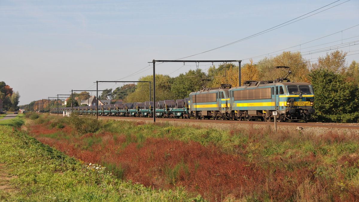 Gemeinsam ziehen 2133 und 2135 einen Stahlrollenzug durch Lummen Richtung Hasselt. Aufnahme vom 18/10/2017.