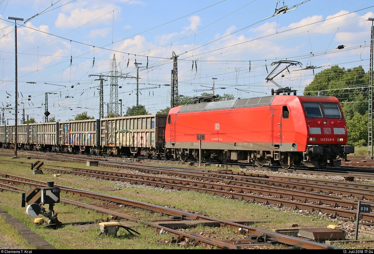 Gemischter Gz mit 145 048-5 DB, mit dem Zugzielanzeiger  Sonderzug , durchfährt den Bahnhof Basel Bad Bf (CH) in südlicher Richtung.
Aufgenommen vom öffentlich zugänglichen Parkplatz neben der Schwarzwaldallee.
[13.7.2018 | 17:04 Uhr]