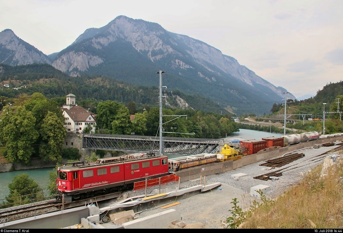 Gemischter Gz mit Ge 6/6 II 703  St. Moritz  der Rhätischen Bahn (RhB) befährt die Alte Hinterrheinbrücke beim Bahnhof Reichenau-Tamins (CH) in westlicher Richtung.
[10.7.2018 | 16:44 Uhr]