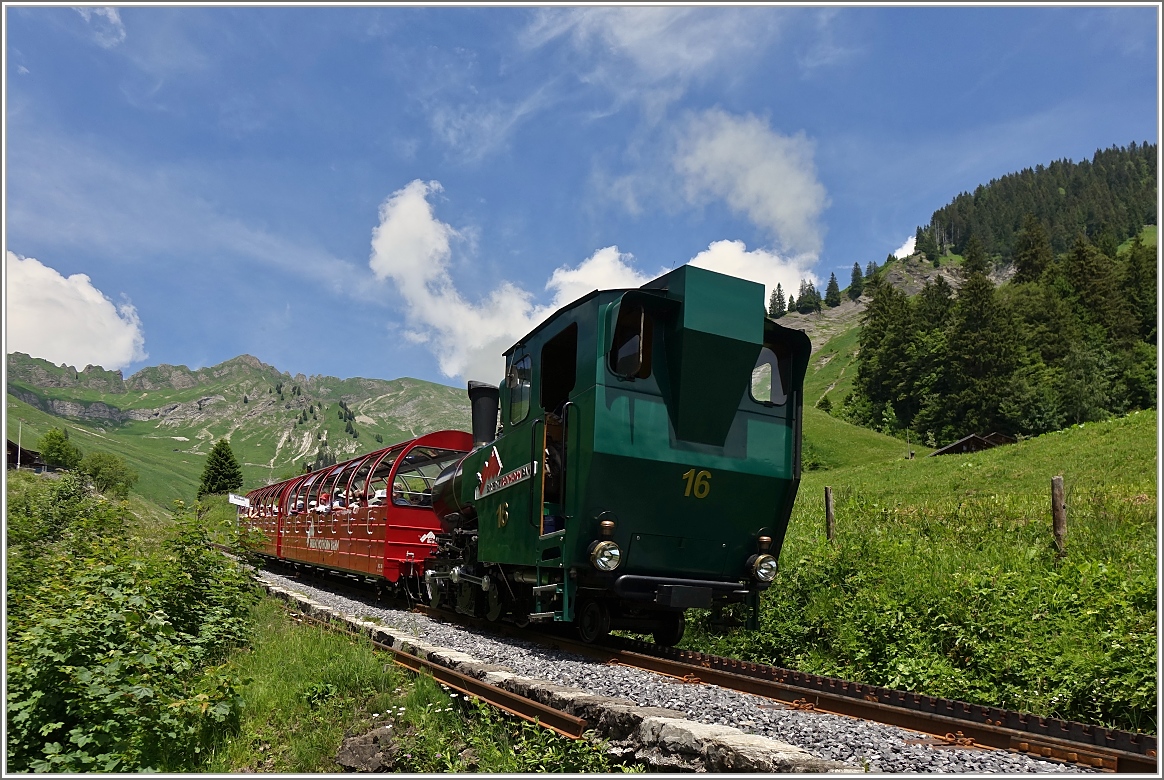 Gemütlich geht die Fahrt bei Planalp mit der H 2/3 hinauf in Richtung Rothorn.
(07.07.2016)