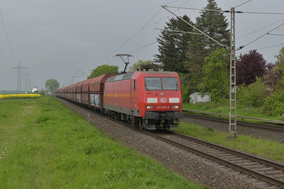 Gen Aachen fahrend ist hier die 145 053-5 mit einem Selbstentladerwagen in Herrath vor meine Kamera geraten. 5.5.2017