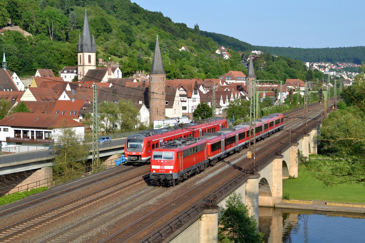 Generationentreffen in Gemünden: Links 440 307-7 als RB 58060 nach Sterbfritz, rechts 111 171-5 mit einer RB nach Aschaffenburg. 02.06.2014