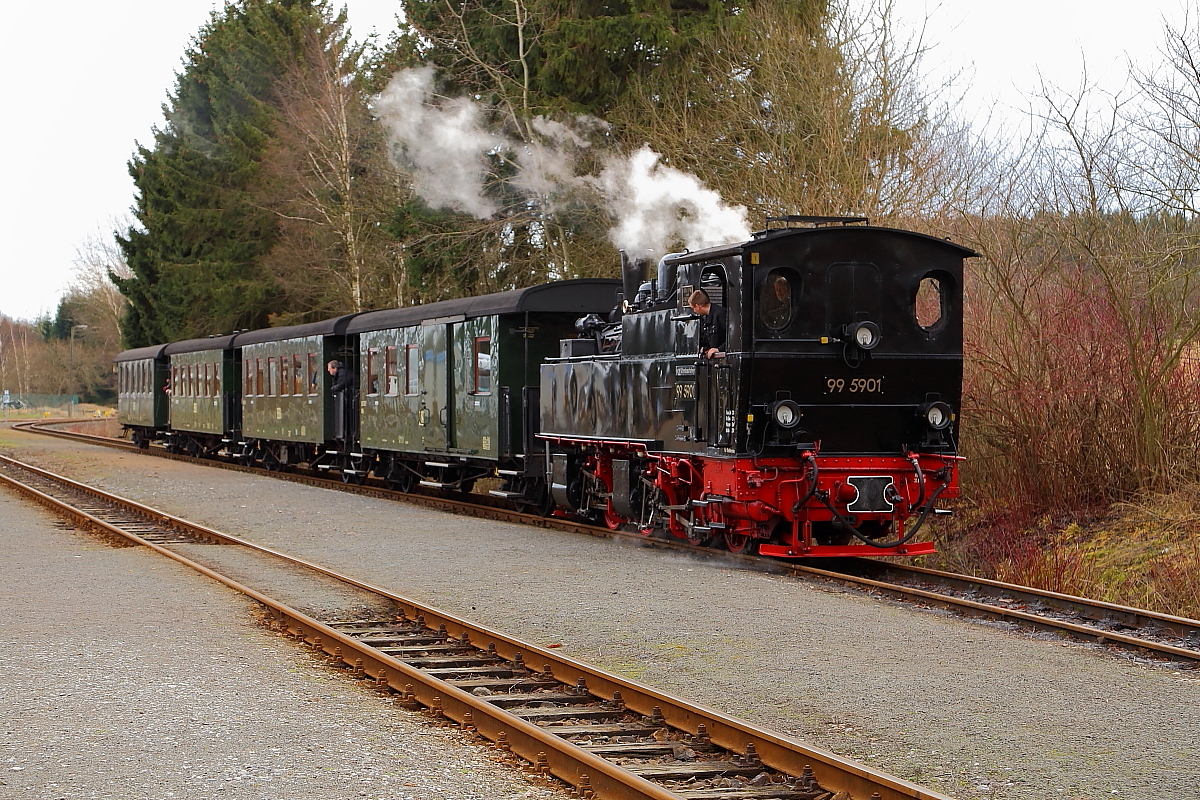 Gerade ist am 07.02.2017 99 5901 mit IG HSB-Sonderzug 2 (Eisfelder Talmühle-Quedlinburg) im Bahnhof Stiege eingelaufen. Hier stehen Bekohlung der Lok, Kreuzung mit einem Plantriebwagen, sowie eine Fahrt durch die allseits bekannte Wendeschleife an.