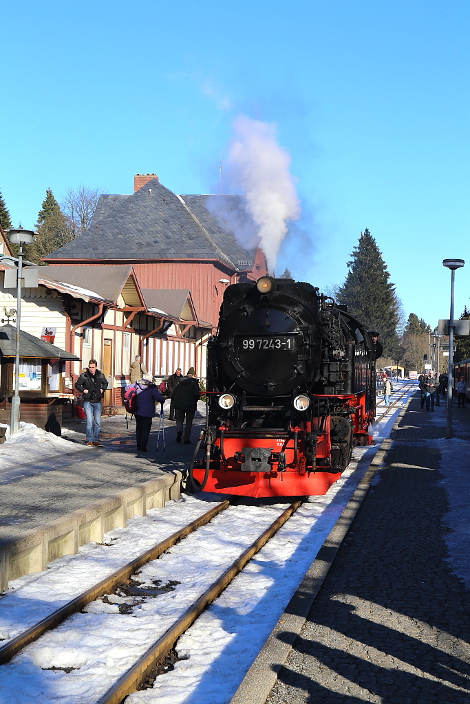 Gerade hat am 13.02.2015 99 7243 ihren IG HSB-Sonderzug vom Brocken heruntergebracht und ist jetzt im Bahnhof Drei Annen Hohne auf Rangierfahrt zum Wasserfassen.