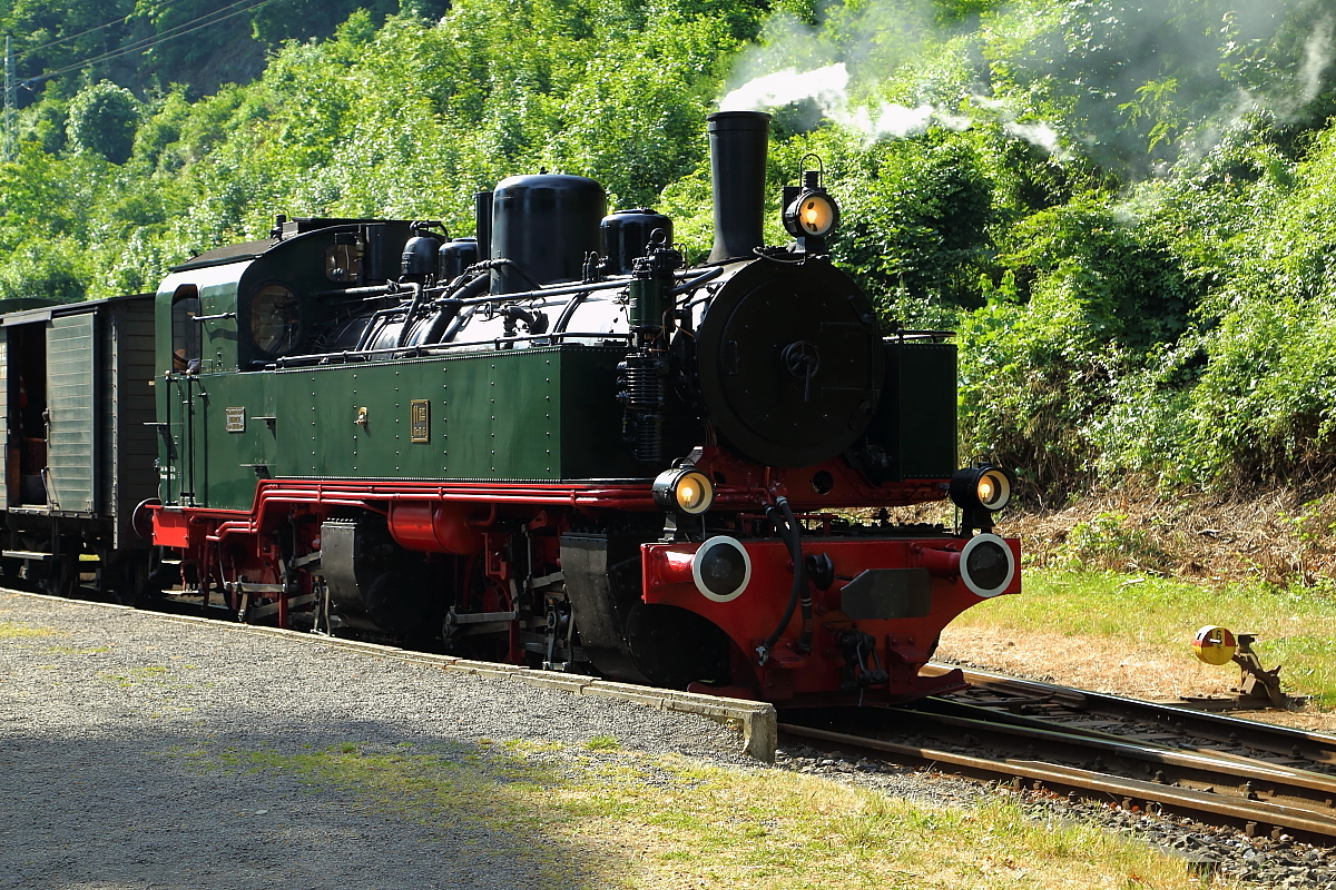 Gerade hat hier 11sm der Brohltalbahn am 05.06.2015, im Bahnhof Brohl-Lützing (BE), an ihren Sonderzug für Eisenbahnfreunde angekuppelt. Pünktlich um 10.10Uhr geht es dann los nach Oberzissen.