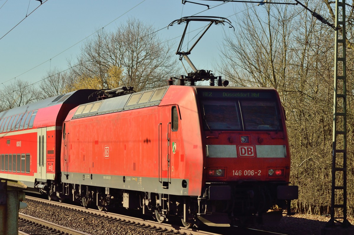 Gerade verlässt ein RE2 nach Düsseldorf Bösensell geschoben von der 146 006-2. 8.3.2015