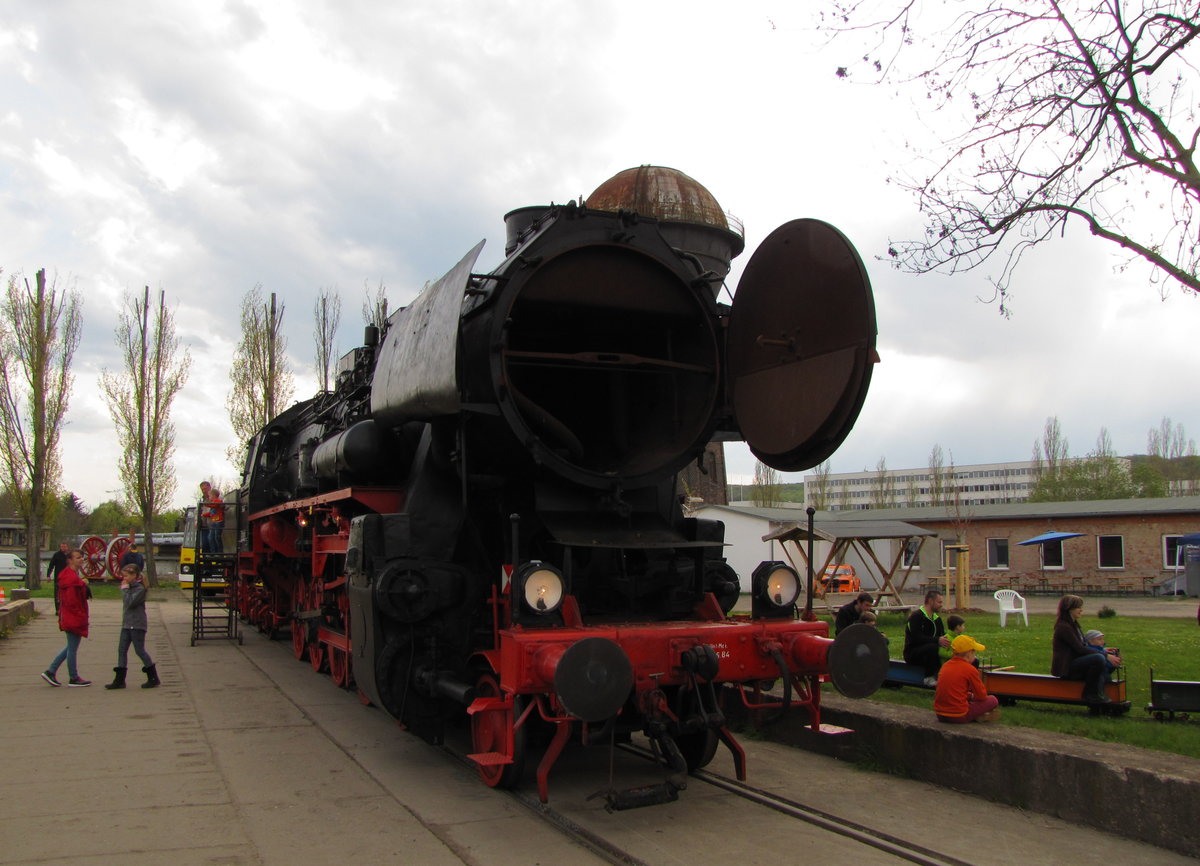 Geraer Eisenbahnwelten 52 8001-1 am 30.04.2016 beim Eisenbahnfrhling in Gera.