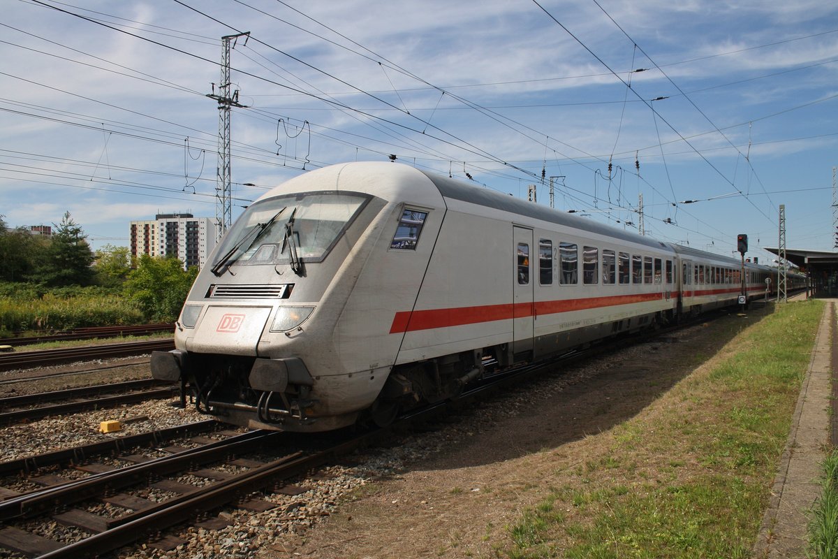 Geschoben von 101 060-2 verlässt der IC2212 von Koblenz Hauptbahnhof nach Ostseebad Binz am Mittag des 20.8.2016 den Rostocker Hauptbahnhof. Standpunkt ist hier der Bahnsteig des vorgelagerten Gleis 5.