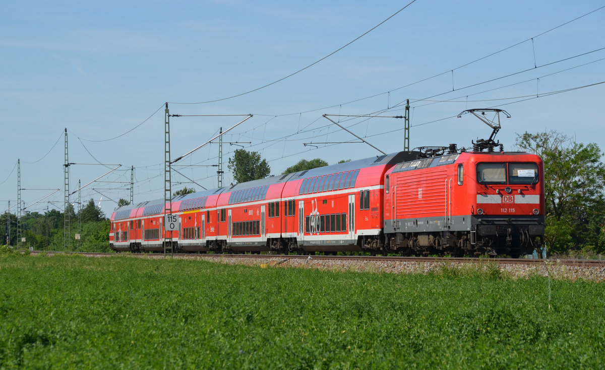 Geschoben von 112 115 fuhr dieser Kirchentagsonderzug am 28.05.17 durch Gräfenhainichen Richtung Bitterfeld. Der Zug fuhr als Leerfahrt von Pratau nach Leipzig.