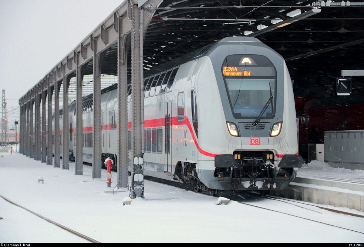 Geschützt in der Bahnhofshalle steht DBpbzfa 668.2 mit Schublok 146 560-8 DB als verspäteter IC 2444 (Linie 55) von Dresden Hbf nach Hannover Hbf in Halle(Saale)Hbf abweichend auf Gleis 11. [17.3.2018 | 17:30 Uhr]