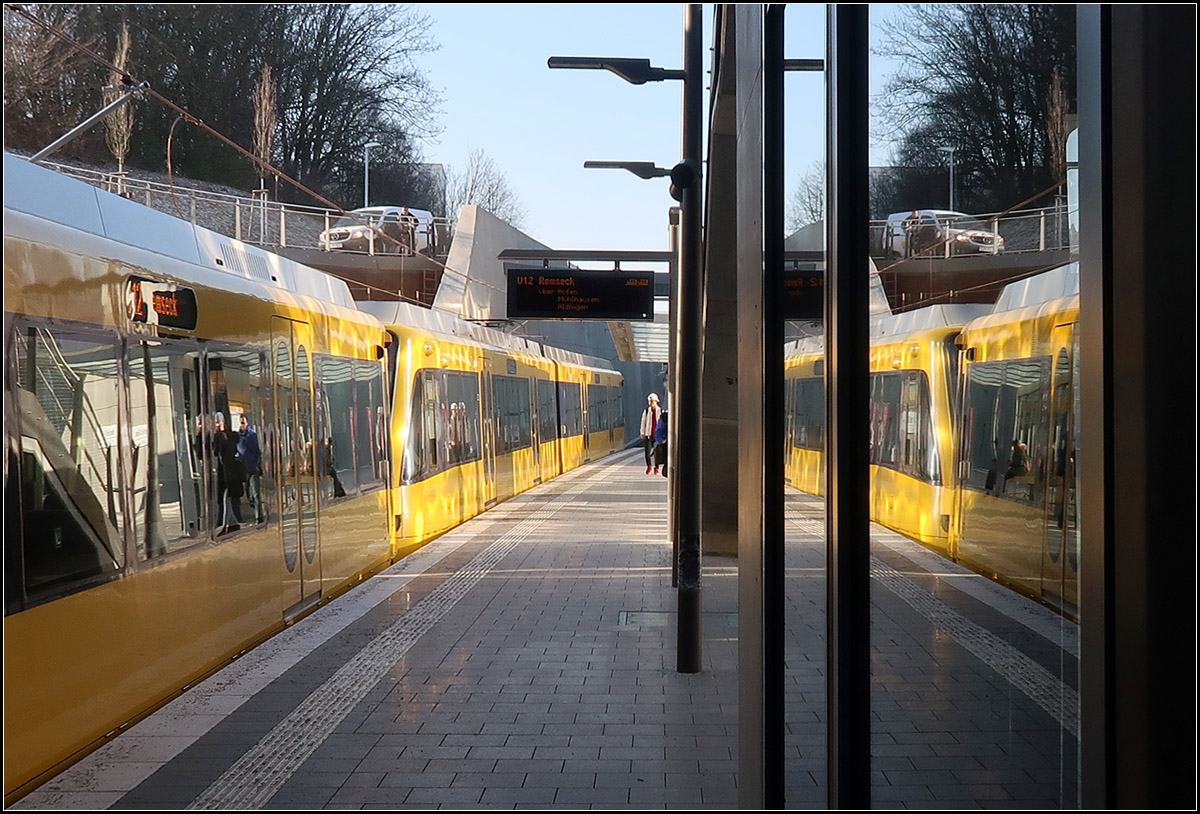 Gespiegeltes Sonnenlicht -

... auf dem Stadtbahnzug der Linie U12 in der Haltestelle Bottroper Straße in Stuttgart-Münster. 

14.02.2018 (M)