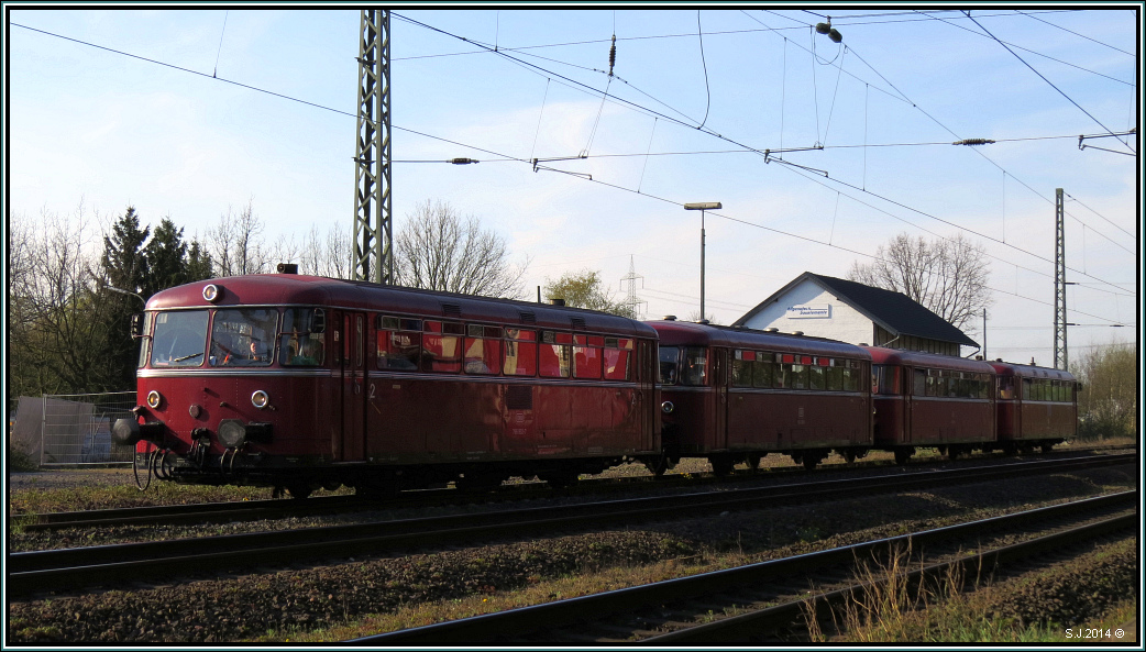 Gestern ging es nach langer Zeit mal wieder nach Lintorf - Ratingen. Nach kurzem Verweil tuckerte diese vierteilige Schienenbusgarnitur vor die Linse.Szenario vom 29.03.14.