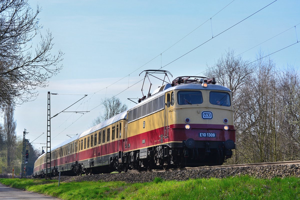 Gestern wurde mal eine neue Fotostelle zwischen Solingen und Haan in Angriff genommen. Hier kam 113 309 mit dem AKE Rheingold nach Papenburg durch Solingen Richtung Haan gefahren.

Solingen 25.03.2017