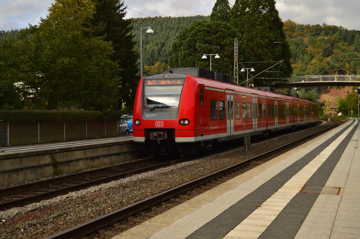 Gestrickter Triebwagen, 425 725-9 ist mit dem 425 227 gekoppelt in Neckargerach zusehen am 13.10.2016
