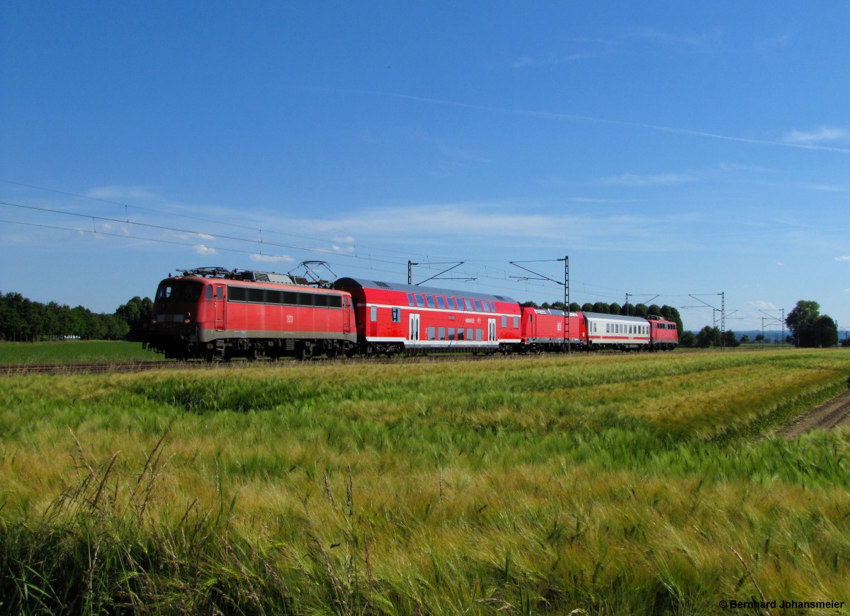 Gezogen von 115 346-9 rollt der Pbz 2479 mit 146 229 und 115 350-1 von Dortmund nach Frakfurt durch die Felder zwischen Salzkotten und Scharmede. Juni 2014