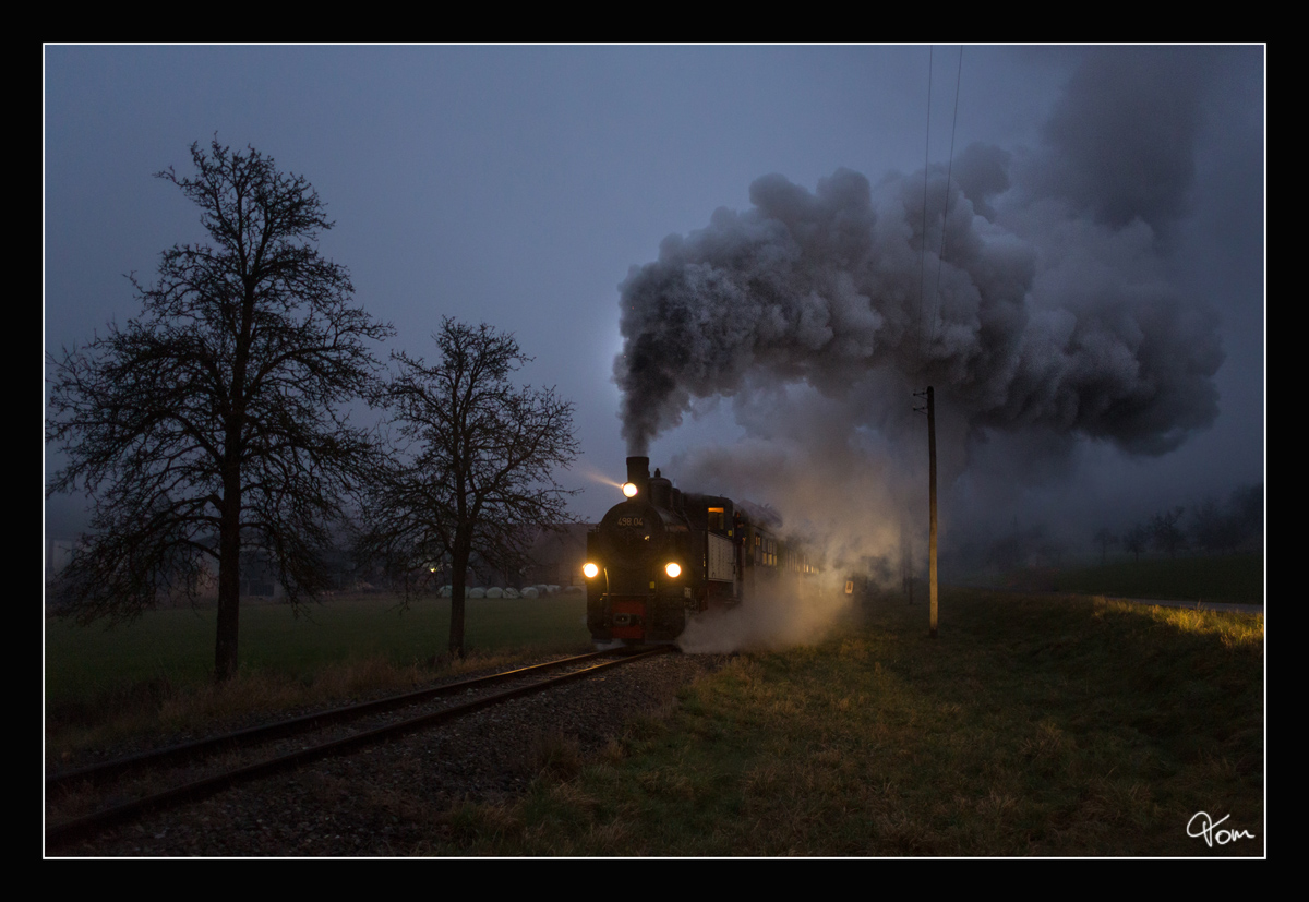 Ghost train - Die ÖGEG Dampflok 498.04, dampft mit einem Adventzug durch das Steyrtal, von Steyr nach Grünburg. 
Sommerhubermühle 8.12.2016