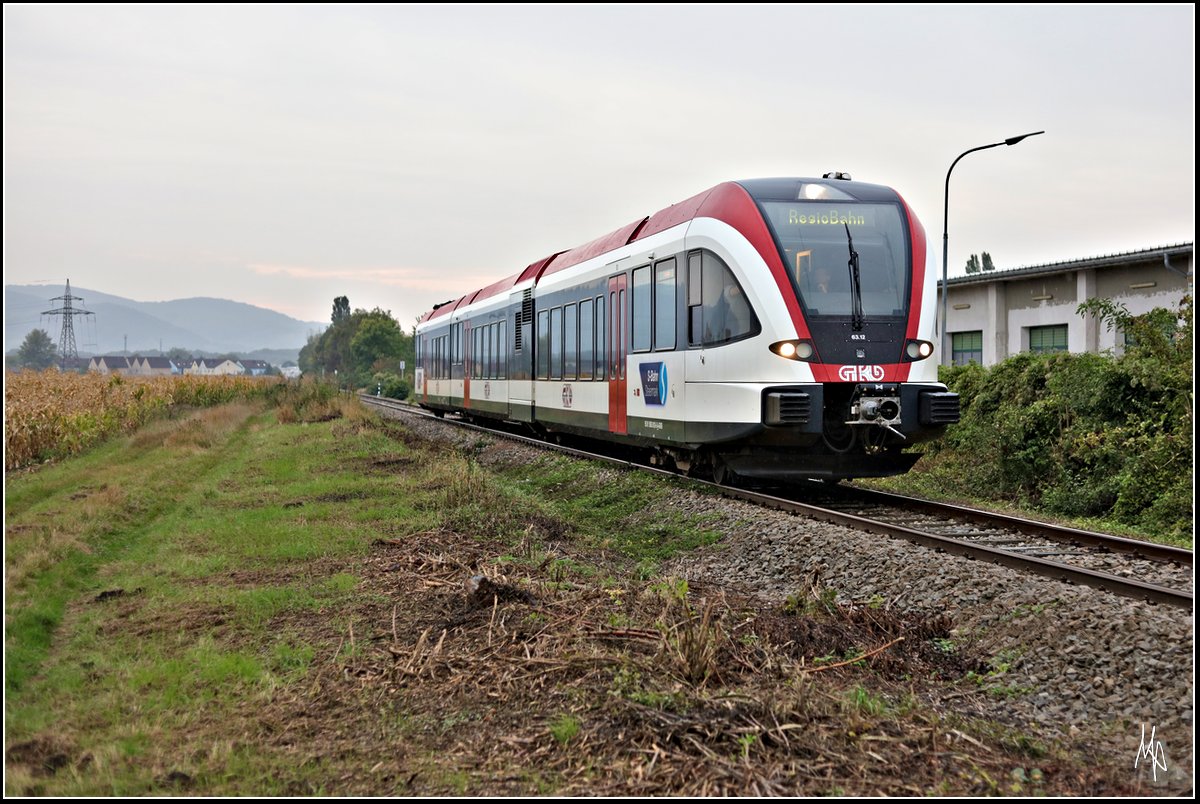 GKB VT 63.12 auf Abwegen. Die Aufnahme zeigt den Triebwagen am Abend des 23.09.2017 in Korneuburg auf der Fahrt Regionalbahntag nach Ernstbrunn.