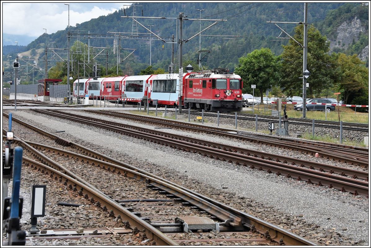 Glacier Express 900 mit Ge 4/4 II 630  Trun  in Ems Werk. (21.07.2018)