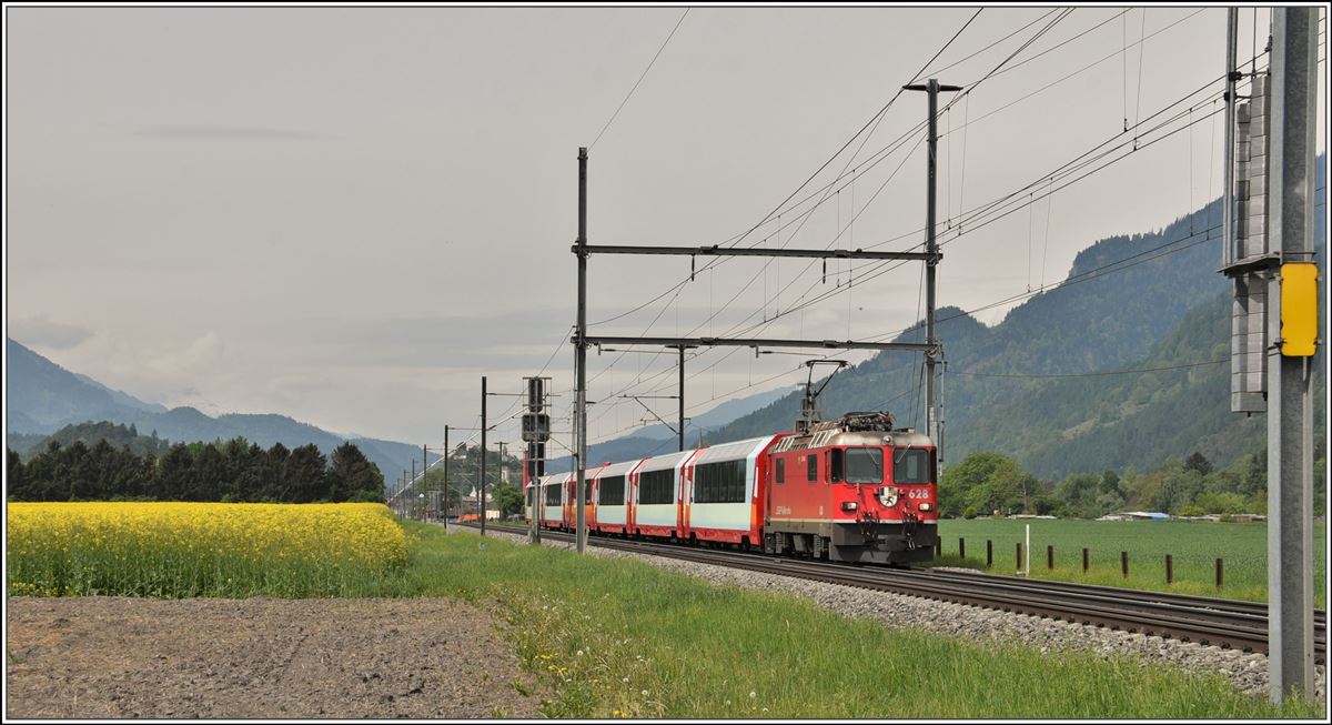 Glacier Express 903 mit Ge 4/4 II 628  S-chanf  zwischen Domat/Ems und Felsberg. (02.05.2018)