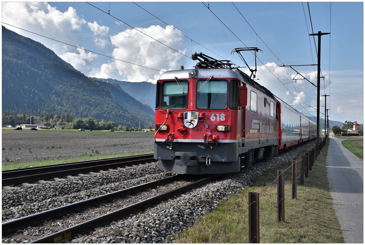 Glacier Express 903 nach Chur mit der Ge 474 Ii 618   Bergün/Bravuogn  zwischen Domat/Ems und Felsberg. (06.09.2018)
