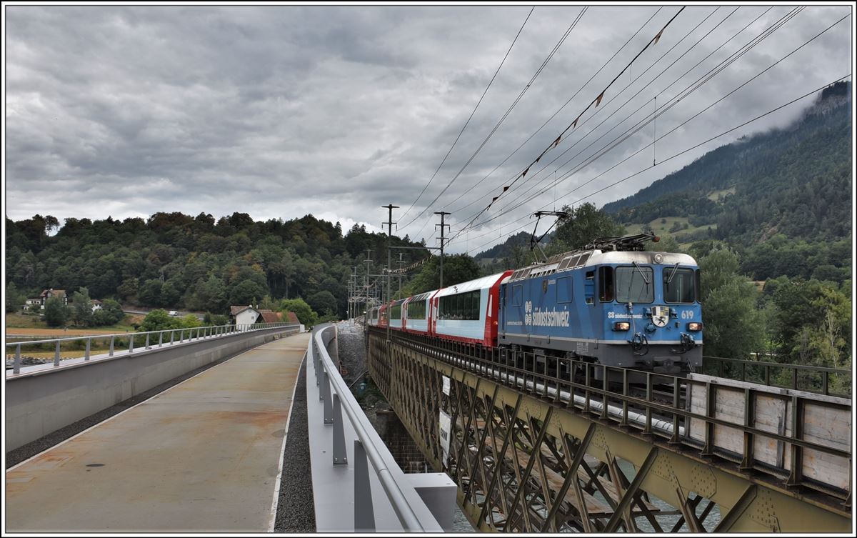 Glacier Express 905 mit Ge 4/4 II 619  Samedan  auf der Hinterrheinbrücke. Daneben die neue im Rohbau fertiggestellte neue zusätzliche Brücke, die von Zügen der Albulalinie benützt werden wird. (21.07.2018)
