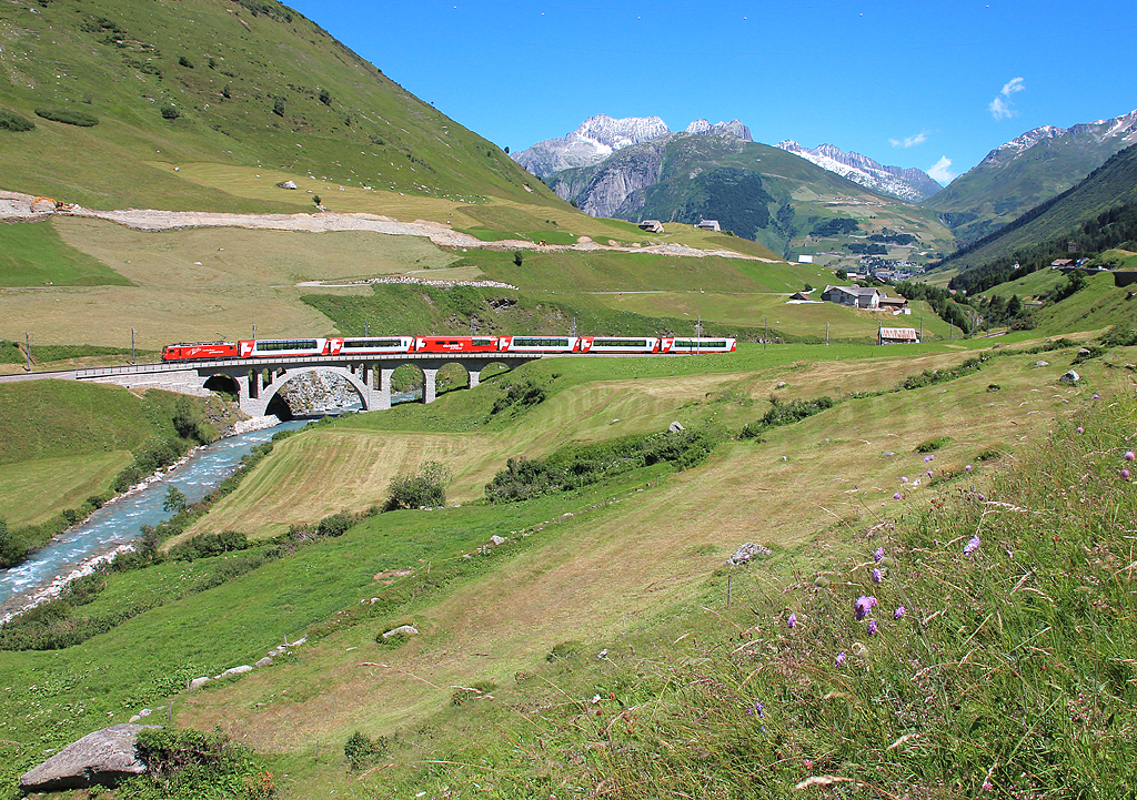 Glacier Express mit MGB HGe 4/4 II befährt den Richlerenviadukt zwischen Hospental und Realp UR. Blick Richtung Andermatt und Oberalppass, 17. Juli 2016, 13:17