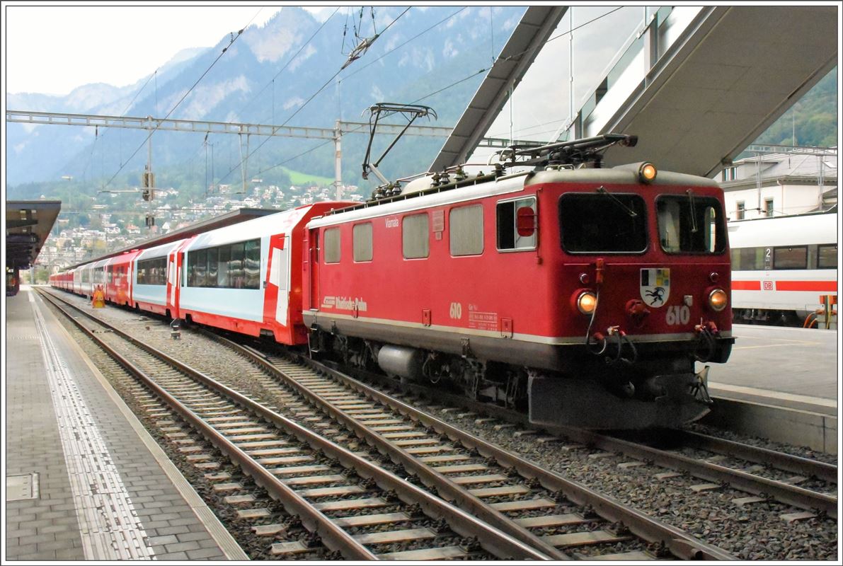 GlacierExpress 901 mit Ge 4/4 i 610  Viamala  in Chur. (15.09.2016)