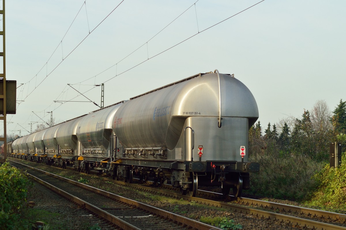 Glänzender Nachschuß auf einen gemischten Güterzug, der von der 185 300 gezogen auf der Kbs 495 gen Krefeld fahrend abgelichtet ist. 23.11.2014