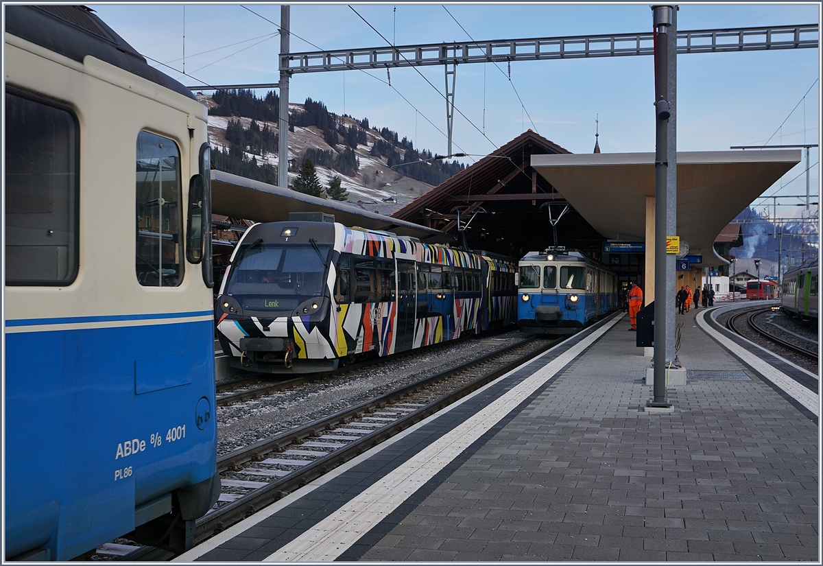 Gleich drei ABDe 8/8 auf einem Bild, auch wenn der dritte nur als verzerrtes Spiegelbild zu sehen ist:
Während auf Gleis fünf der ABDe 8/8 4002 VAUD auf die Abfahrt als Regionalzug 9:05 nach Gstaad (-Montreux) wartet, erreicht der ABDe 8/8 4001 SUISSE von der Lenk kommend Zweisimmen.
10. Jan. 2018