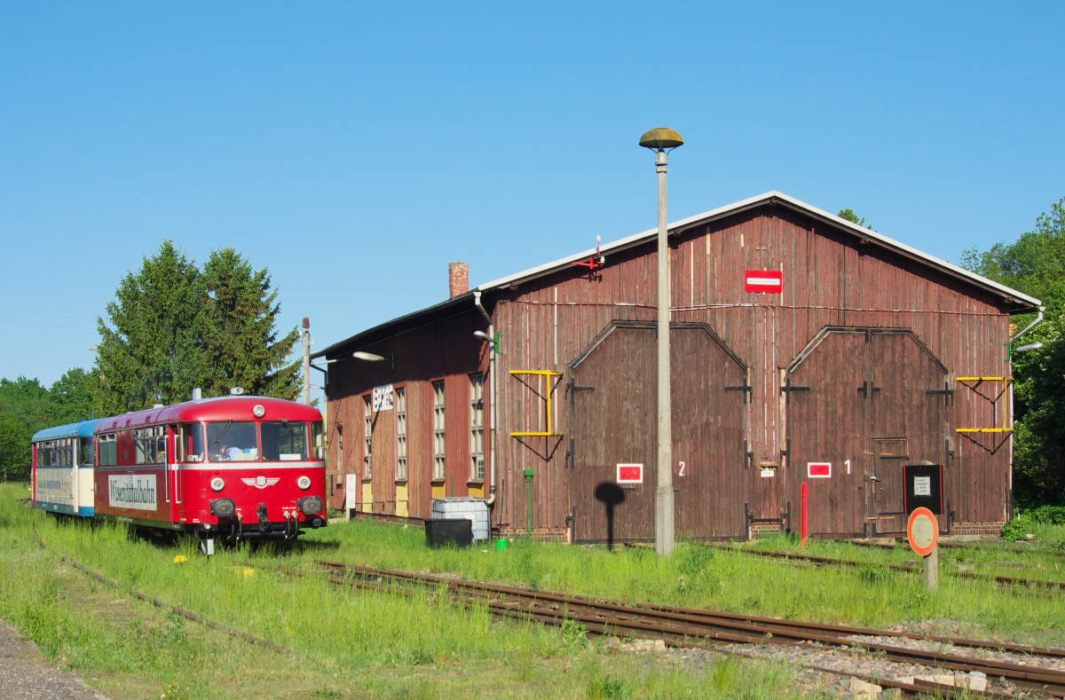 Gleich ist Feierabend auf der Wisentatalbahn, der Lokschuppen wartet schon! 9580 0798 813 3 D- DRE mit 9580 0998 633 1 D- DRE haben ihren Einsatztag hinter sich gebracht und werden gleich zur verdienten Ruhe abgestellt. Bahnstrecke 6656 Schönberg - Schleiz am 27.05.2017