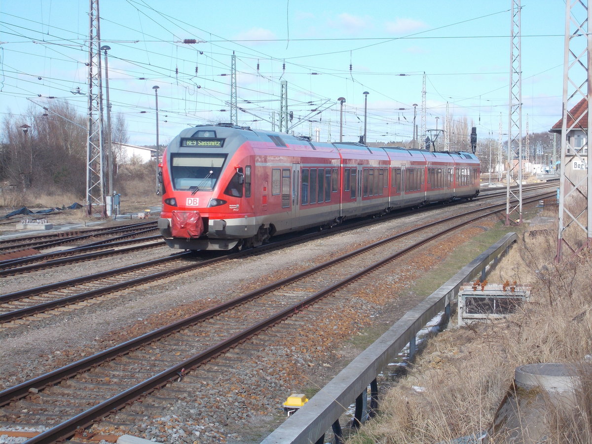 Gleich nach Ausfahrt der RE-Züge nach Stralsund und Rostock,fahren die Gegenzüge nach Binz und Sassnitz in den Bahnhof Bergen/Rügen.So erwischte ich,am 18.März 2018,den RE Rostock-Sassnitz gleich nach der Ausfahrt vom RE Bergen-Stralsund in Bergen.