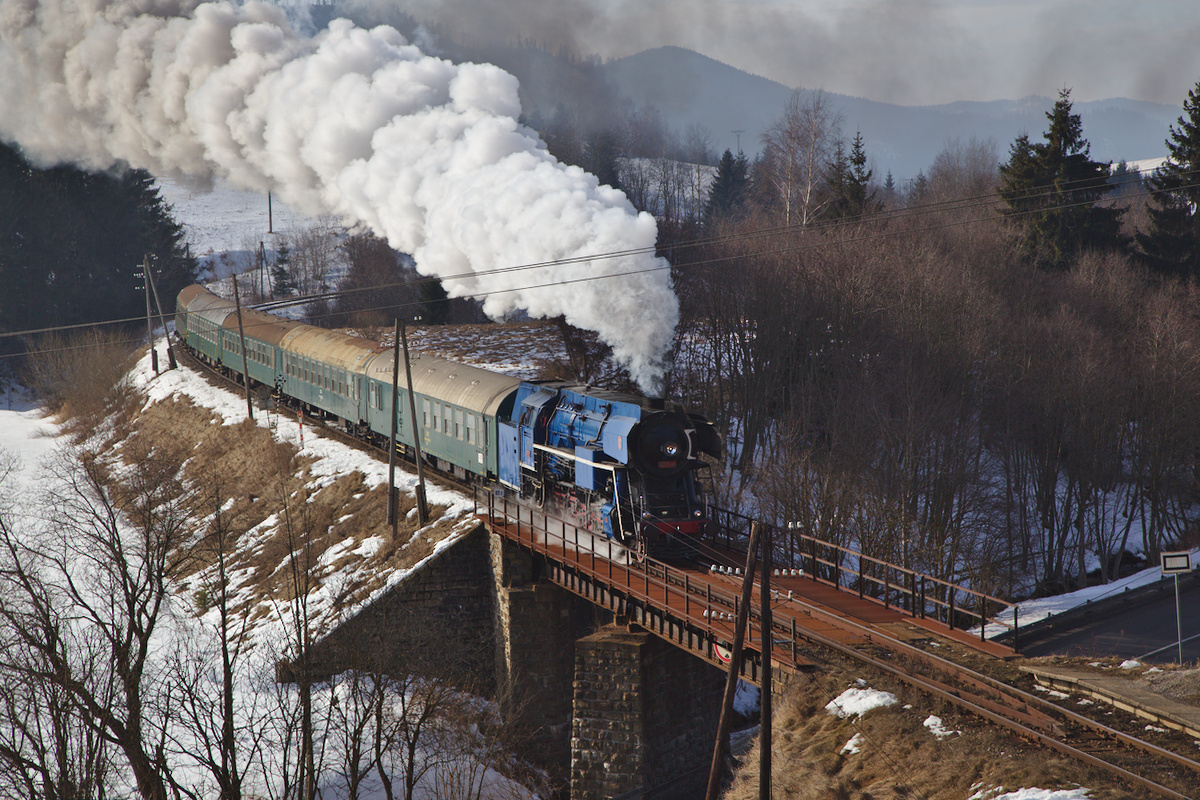 Gleich nach der Brücke über die Bundesstraße 66 erreicht die 477.013 mit ihrem Fotozug die Haltestelle Telgárt penzión. (17.02.2017)