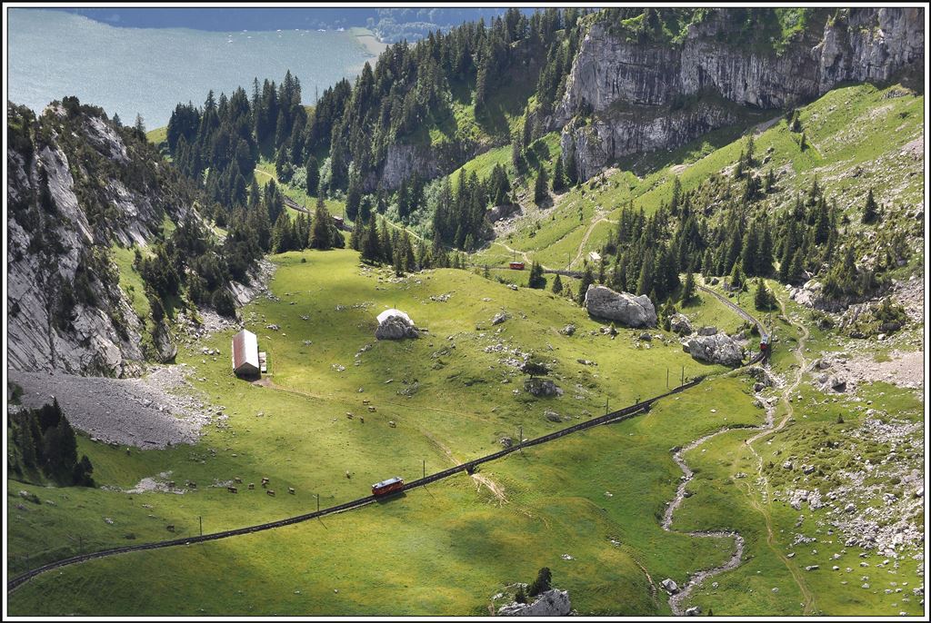 Gleich vier Triebwagen sind auf Bergfahrt vom Vierwaldstättersee in der Tiefe hinauf zum Pilatus. (03.07.2014)