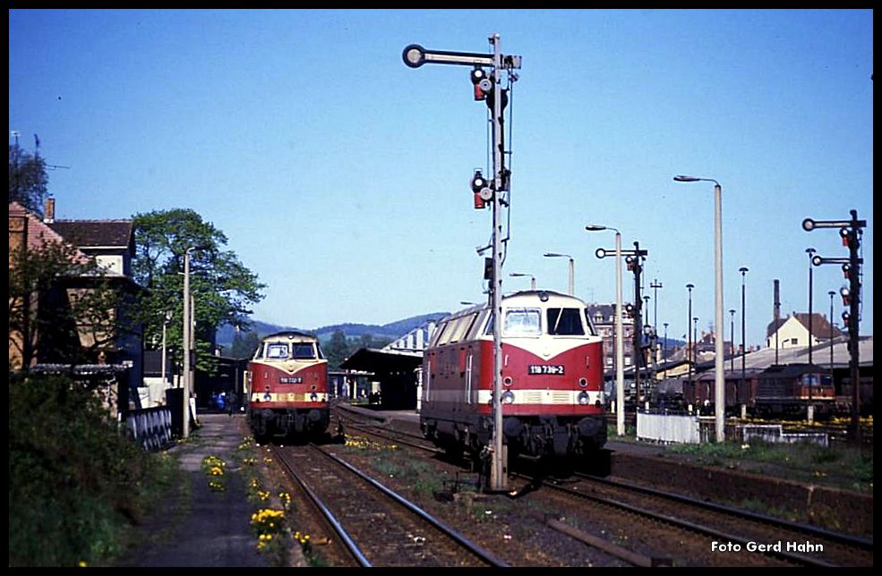Gleich zwei 118ner traf ich am 2.5.1990 im Personenzugeinsatz im Bahnhof Löbau an.
Links steht 118732 und rechts ist 118739 zu sehen.