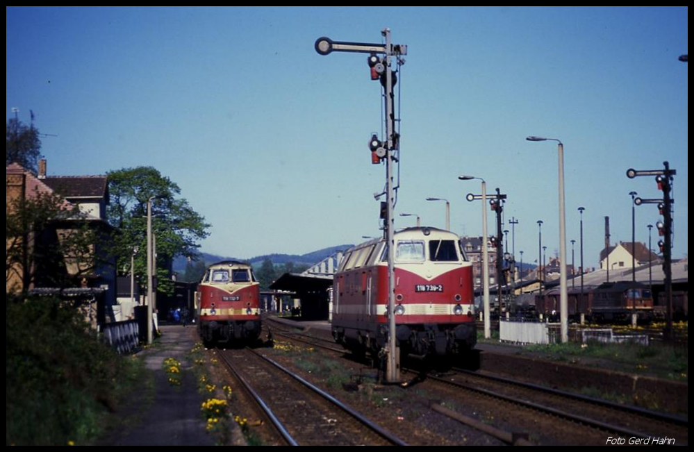 Gleich zwei 118ner traf ich am 2.5.1990 im Bahnhof Löbau an. Rechts steht abfahrbereit vor einem Personenzug nach Görlitz die 118739. Daneben rangiert solo 118732 am Hausbahnsteig..