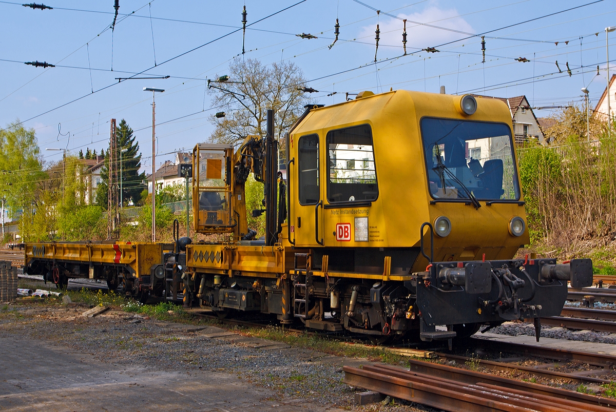 Gleisarbeitsfahrzeug GAF 100 R (Schweres Nebenfahrzeug Nr. 97 17 50 011 18-3) mit Gleiskraftwagenanhänger H27 (Schweres Nebenfahrzeug Nr. 35.1.081) beide von der DB Netz AG, abgestellt am 19.04.2014 in Kreuztal.

Beide wurde 1996 von GBM (Gleisbaumechanik Brandenburg/H. GmbH) gebaut, der GAF 100 R unter der Fabriknummer 52.1.124 es hat die EBA-Nummer EBA 96 P01 N 023 und der Gleiskraftwagenanhänger  unter der Fabriknummer 35.1.081 dieser hat die EBA-Nummer EBA 96 X 02 H 017.

Technische Daten GAF:
Achsfolge: B
Länge über Puffer: 9.100 mm
Höchstgeschwindigkeit: 100 km/h
Eigengewicht: 16 t
Zul. Anhängelast: 40 t
Nutzlast : 5,0 t
Zur Mitfahrt zugel. Personen: 7
Der Antrieb des zweiachsigen Fahrzeuges erfolgt von einem 6 Zylinder, wassergekühlten MAN D 0826 LOH 07 Dieselmotor mit 169 kW (230 PS) Leistung über Lastschaltwendegetriebe auf die Radsatzgetriebe.

Technische Daten Gleiskraftwagenanhänger:
Achsanzahl: 2
Achsabstand: 6.000 mm
Länge über Puffer: 9.750 mm
Höchstgeschwindigkeit: 100 km/h (vorgestellt 80 km/h)
Eigengewicht: 9,3 t
Zul. Anhängelast: 40 t
Nutzlast : 25,0 t