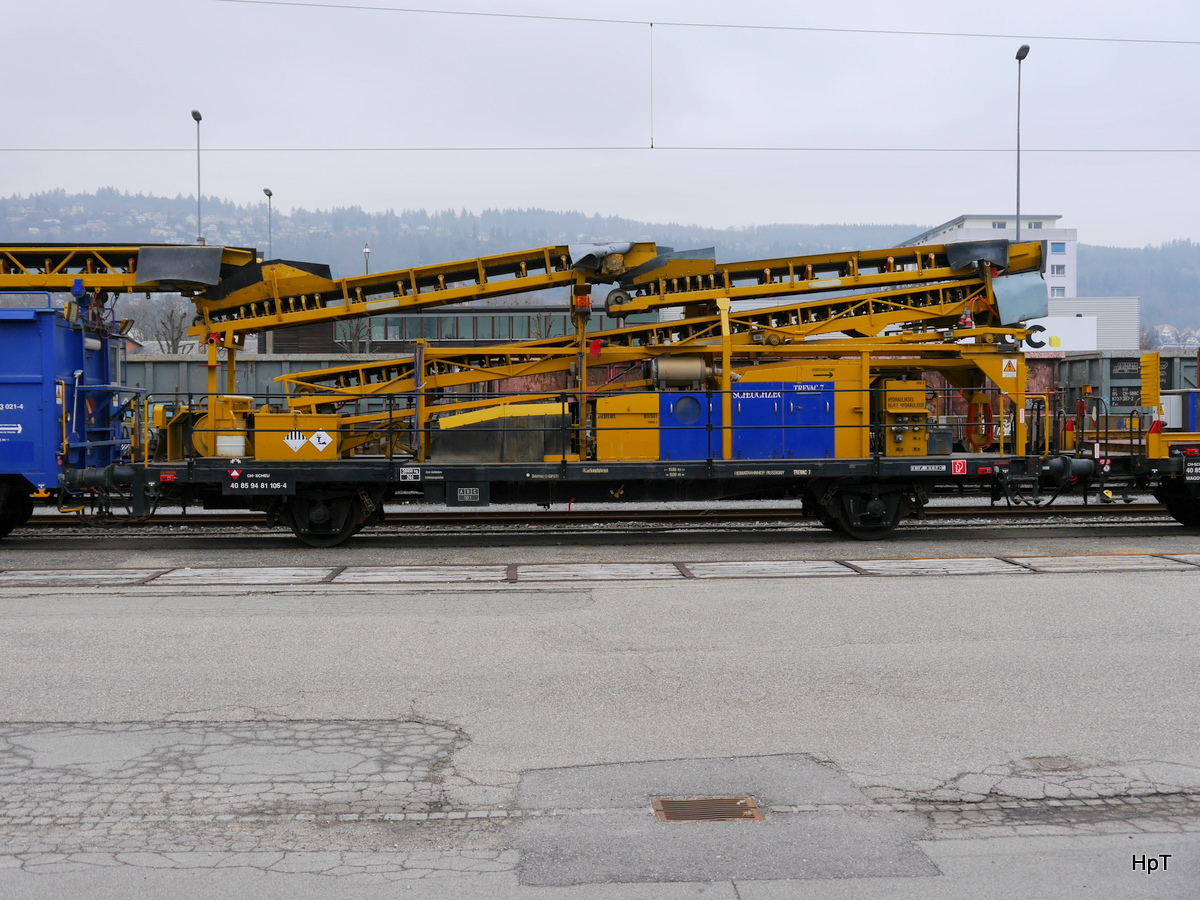 Gleisbau Scheuchzer - Dienstwagen V 40 85 94 81 106-4 abgestellt im Güterbahnhof von Biel/Bienne am 24.02.2018