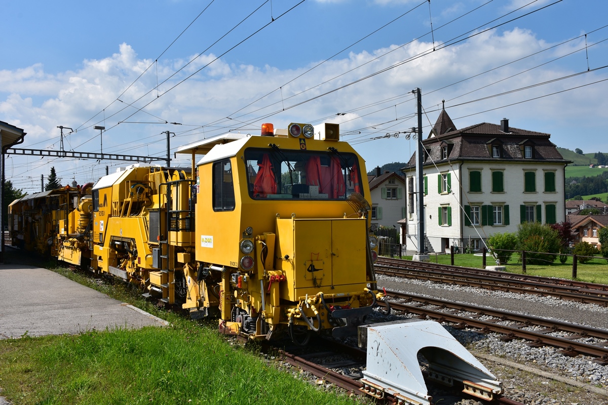Gleisbaumaschine Matisa R21RD-1 der Sersa Group steht am 08.07.2018 im Bahnhof Appenzell