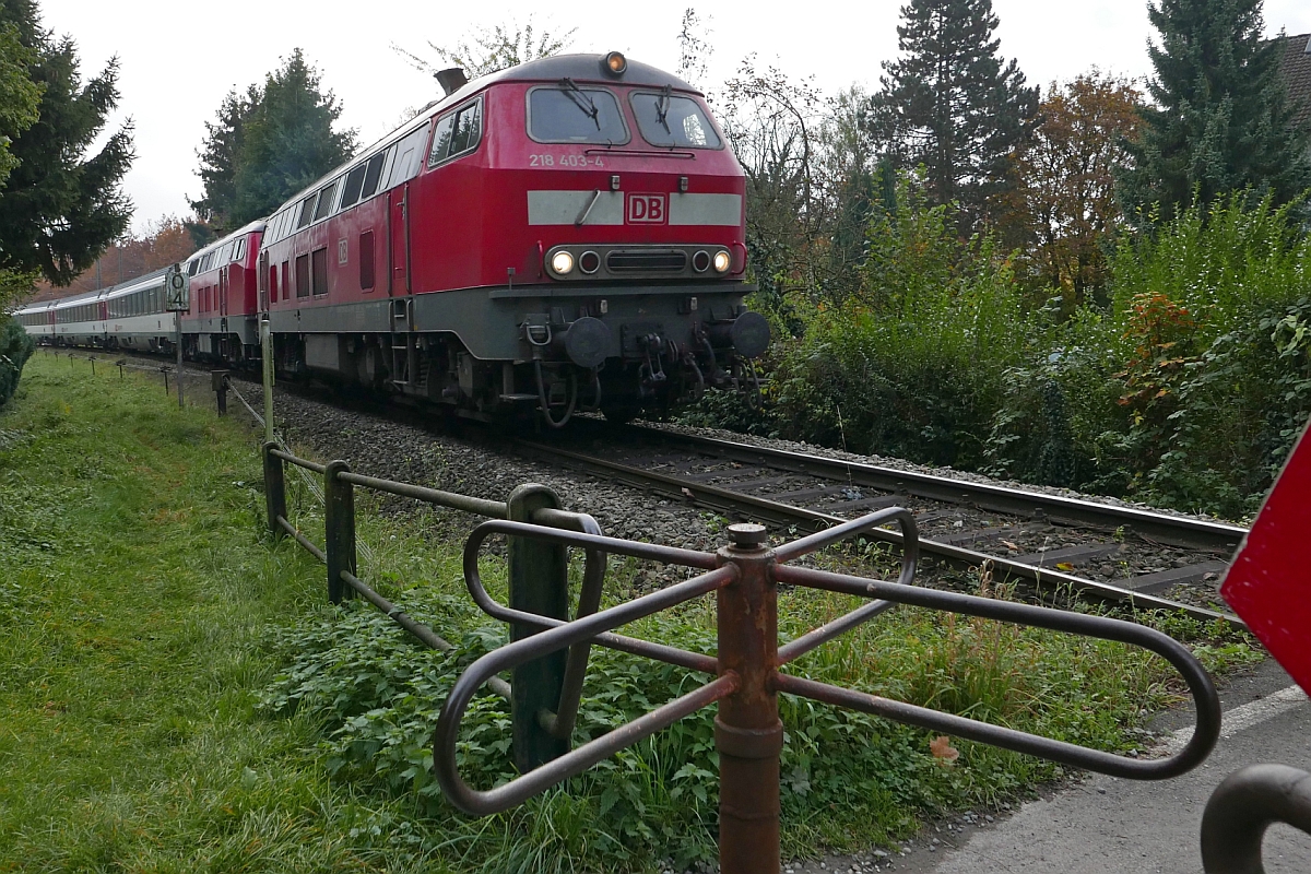 Gleisdreieck Lindau - Nach dem Lokwechsel in Lindau-Reutin ziehen 218 403-4 und 218 426-5 den EC 191, Basel - Mnchen, am 29.10.2016 ber den zwischen Lindau-Reutin und Lindau-Aeschach liegenden Verbindungsbogen nach Mnchen.