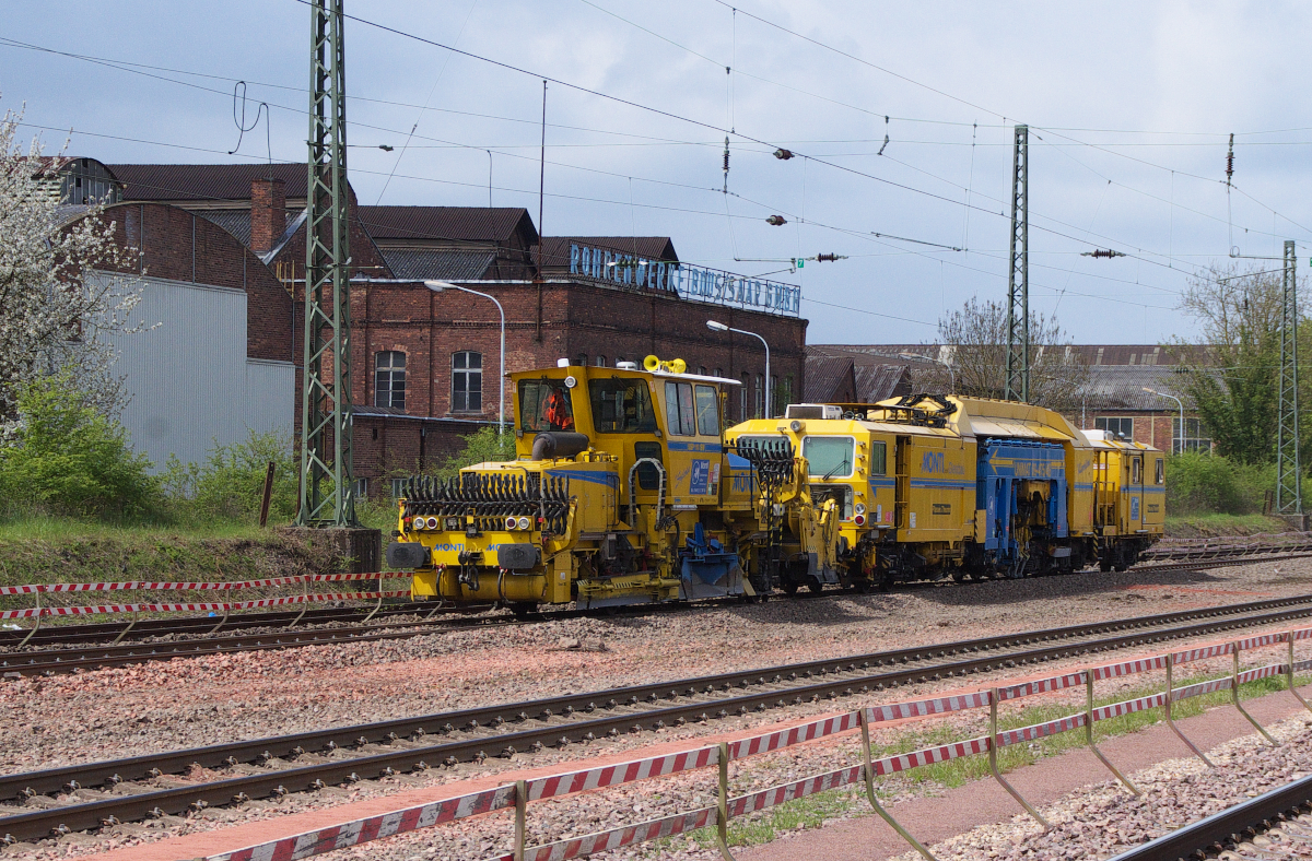 Gleisplanbereinigung im Bahnhof Bous Saar. In Dillingen Saar wird ein neues ESTW entstehen, dass auch den Bahnhof Bous umfassen wird. Die Vorarbeiten laufen schon und so wurden in Bous die Gleise erneuert und der Gleisplan angepasst. Bahnstrecke 3230 Saarbrücken - Karthaus 24.04.2016