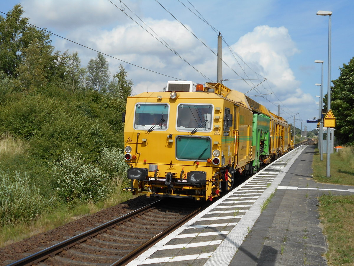 Gleisstopfmaschine und Schotterpflug bei der Durchfahrt,durch den Haltepunkt Kummerow(Strecke Stralsund-Rostock),am 19.Juni 2018.