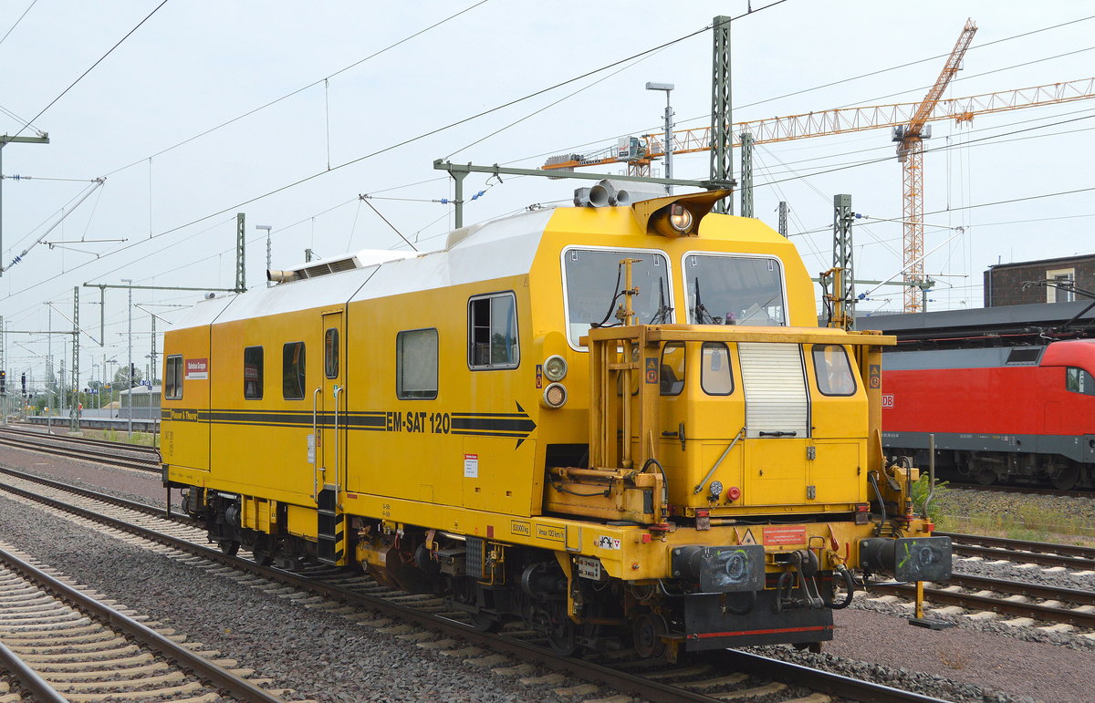 Gleisvormesswagen EM-SAT 120 (Plasser & Theurer) der DB Bahnbau Gruppe am 20.07.18 Durchfahrt Magdeburg Hbf.