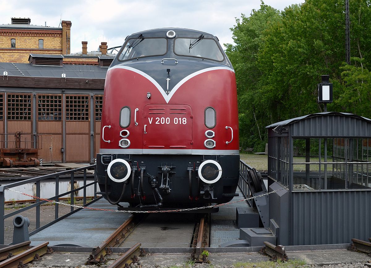 Glück gehabt: wegen einer Veranstaltung im Lokschuppen stand die schöne V 200 auf der Drehscheibe des Deutschen Technikmuseums in Berlin. 10.5.2014